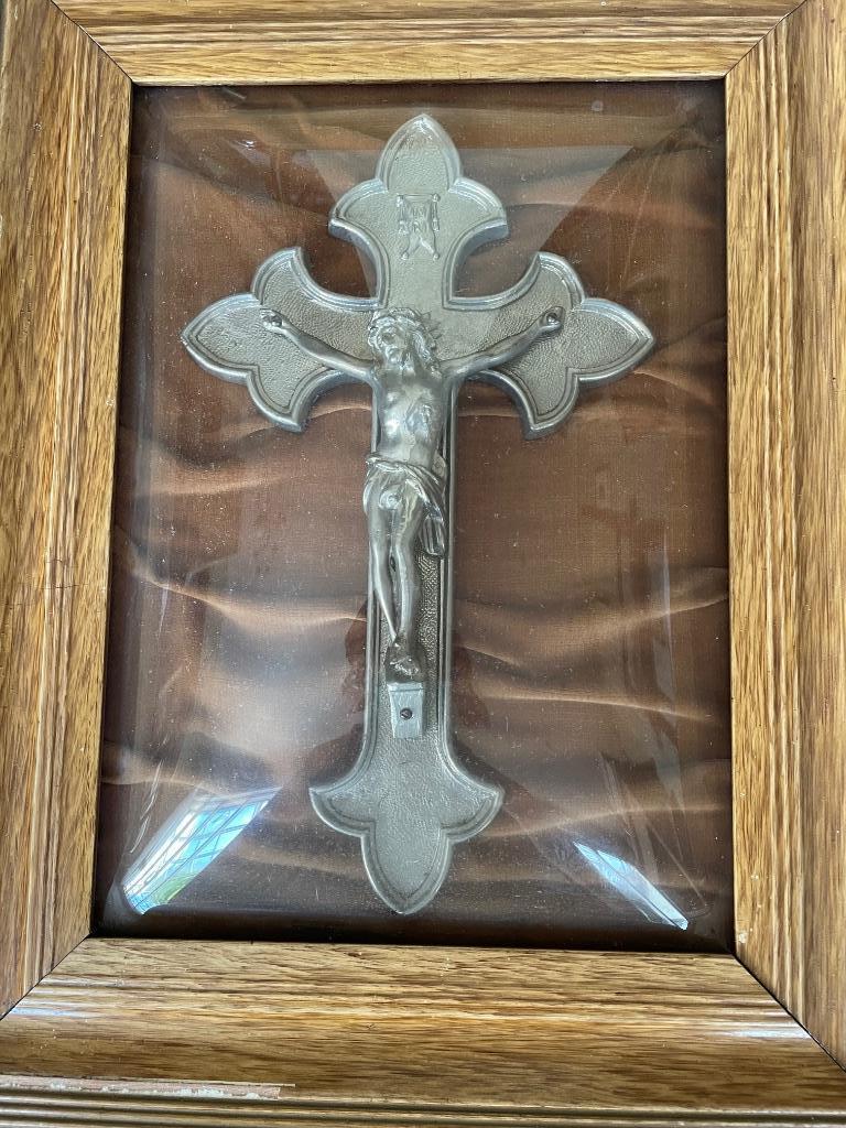 Mooi metalen kruisbeeld in kader, Antiek en Kunst, Ophalen of Verzenden