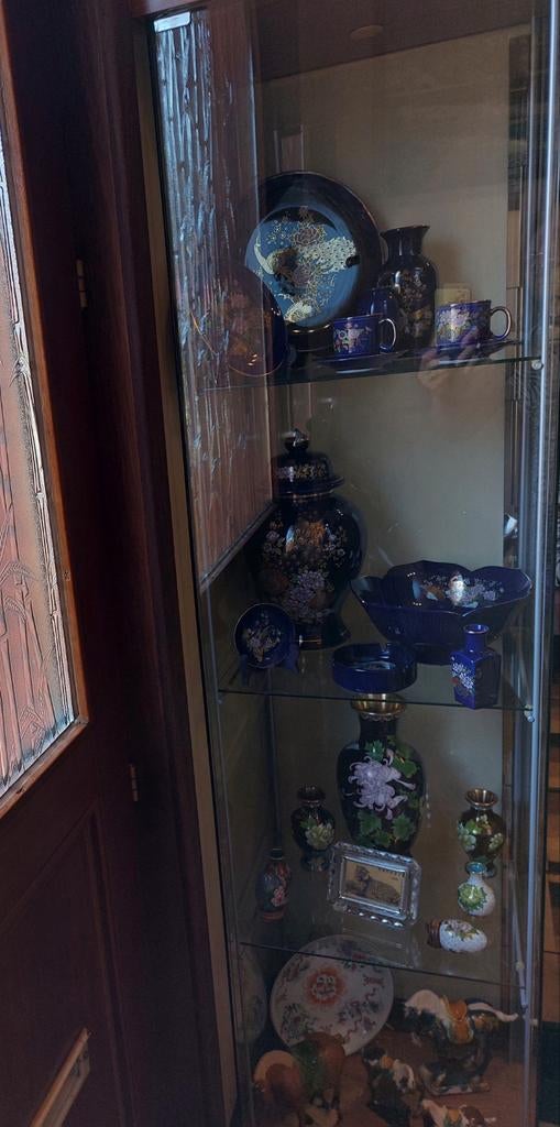 Armoire de IKEA Avec tous les Bibelots Chinois, Enlèvement