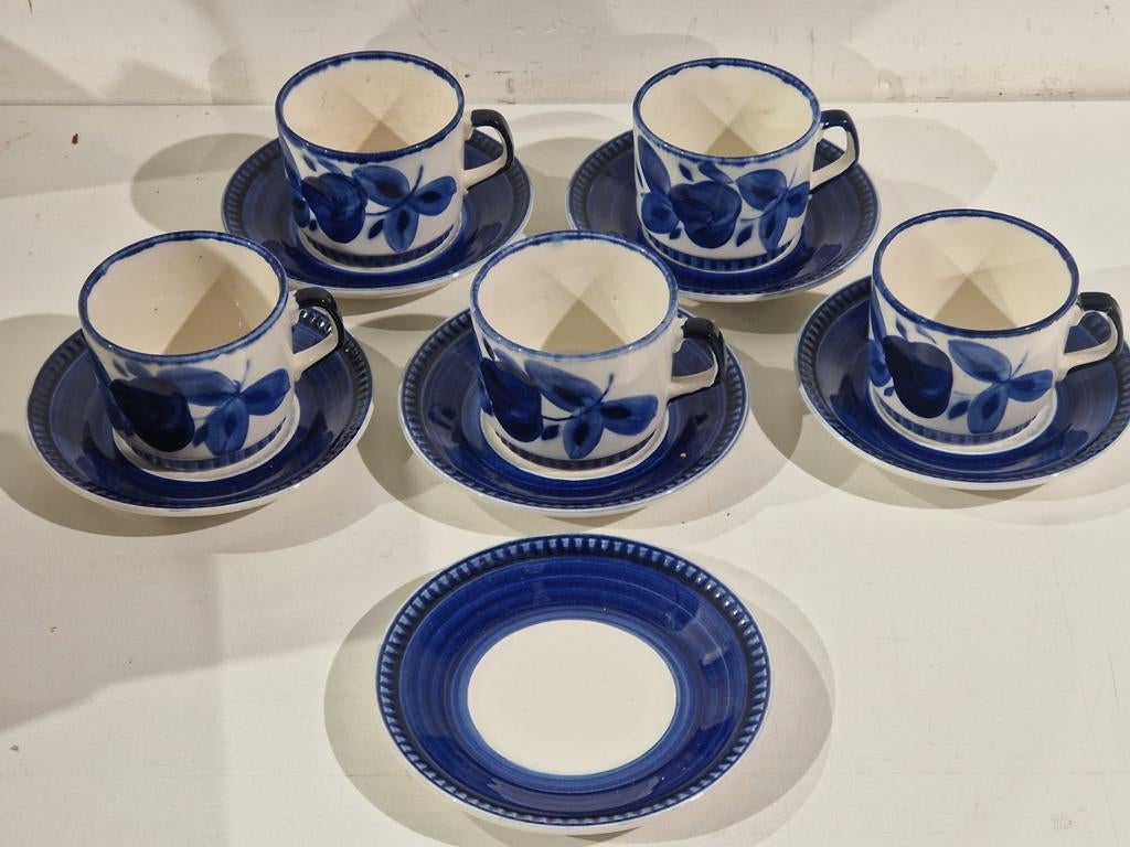 Boch Delta Agathe blauw , 5 koffie kopjes en 6 bordjes, Enlèvement ou Envoi, Utilisé, Tasse(s) et/ou soucoupe(s)