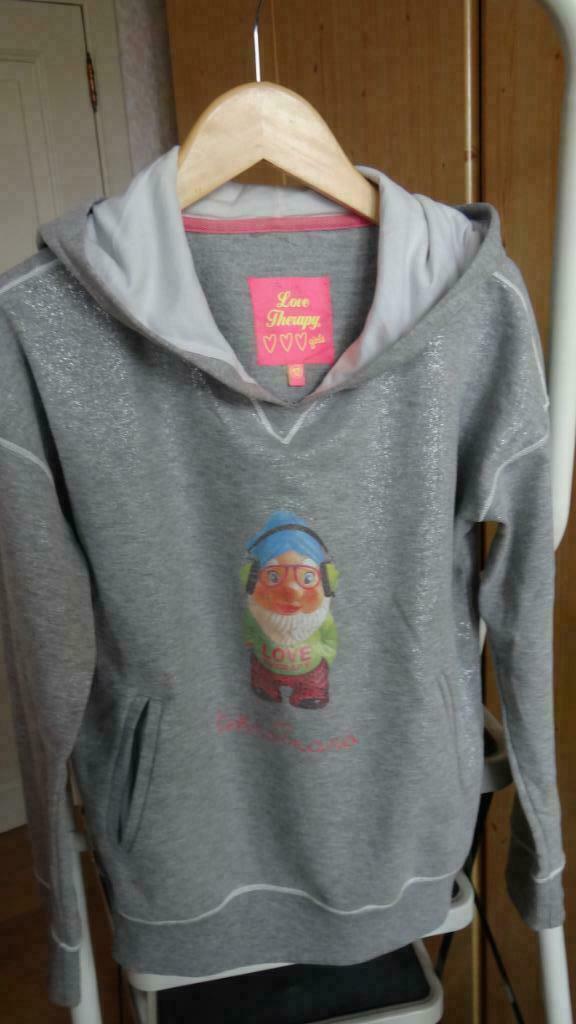 SWEATER met kap Kleur: grijs  Maat:12j  LOVE THERAPIE, Kinderen en Baby's, Gebruikt, Love Therapie, Meisje, Trui of Vest