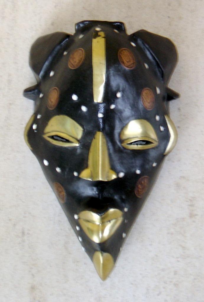 Nigeriaans masker - inleg met messing, munten, been H 29cm, Envoi