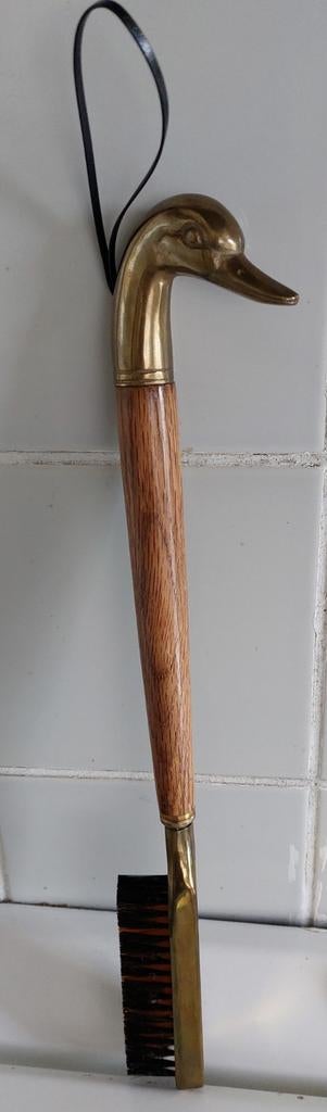 Brosse à sabots vintage en bois, laiton, tête de cygne, Enlèvement ou Envoi, Comme neuf