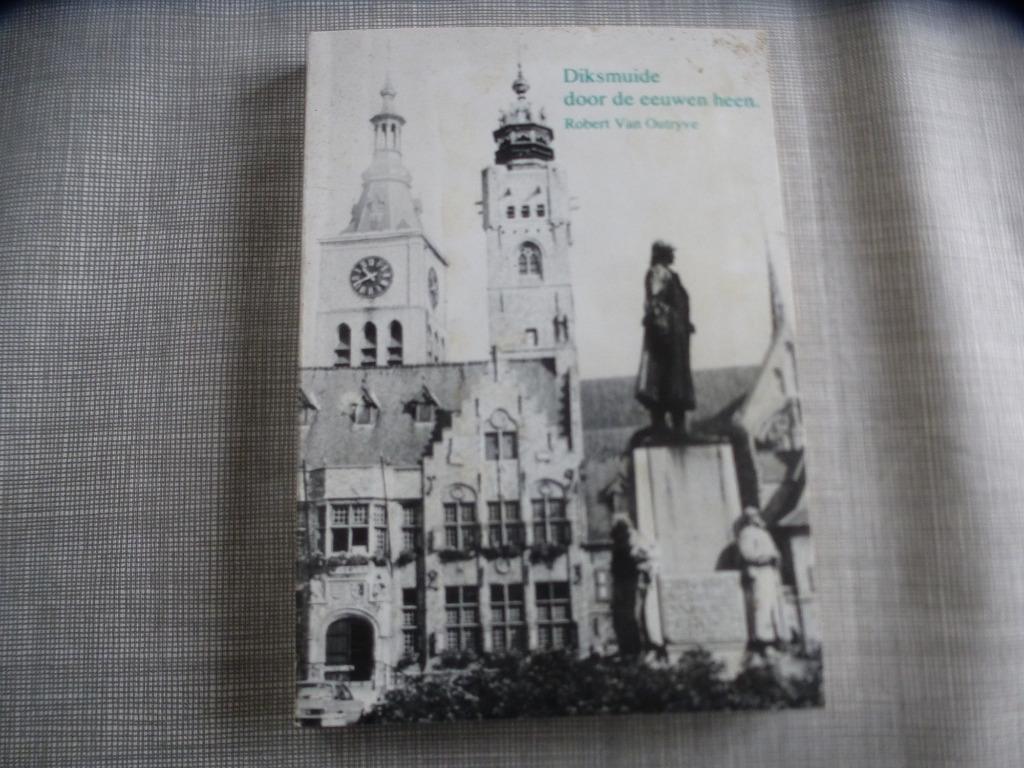 Diksmuide door de eeuwen heen, Robert Van Outryve, Enlèvement ou Envoi, Utilisé, 20e siècle ou après