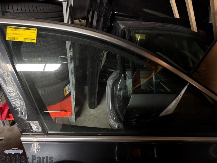 Vitre portière 4portes avant droite d'un BMW 5-Serie, Autos : Pièces & Accessoires, Vitres & Accessoires, BMW, Utilisé, 3 mois de garantie
