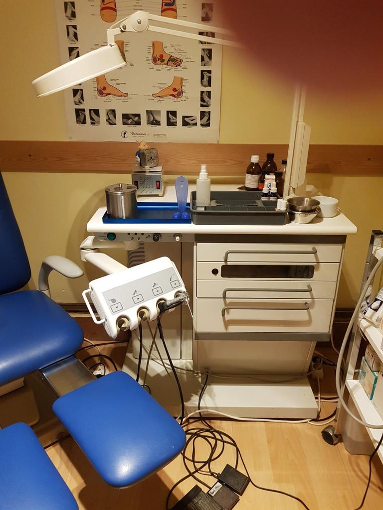 Materiel pour podologue avec fauteuil électrique, Ophalen, Gebruikt