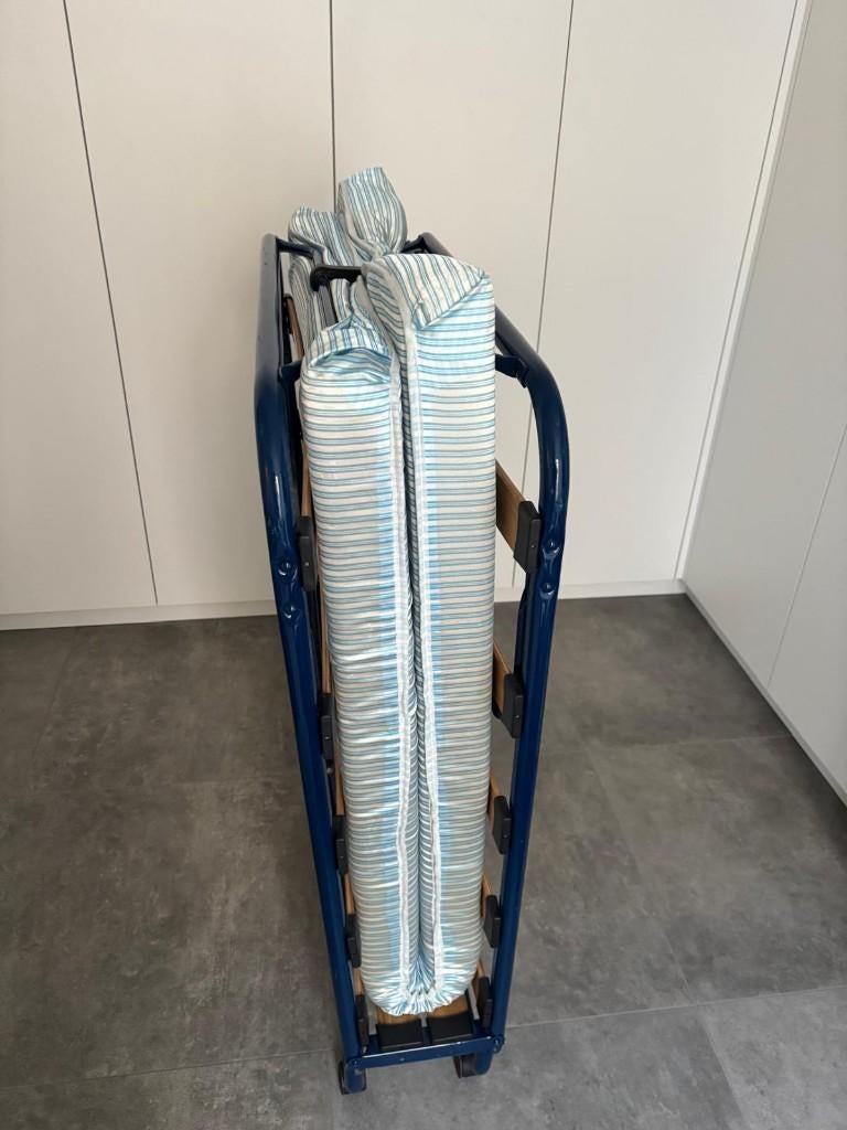 Opklapbaar logeerbed (2 stuks beschikbaar & 20 €/stuk), Huis en Inrichting, Ophalen, Verstelbaar, Eenpersoons, Blauw