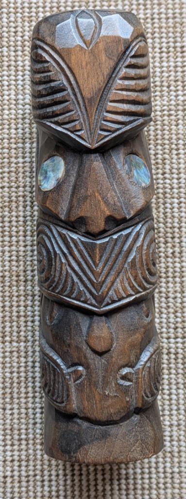 Totem hout met parelmoer Tiki Maori  Nieuw-Zeeland, Antiek en Kunst, Kunst | Beelden en Houtsnijwerken, Ophalen of Verzenden