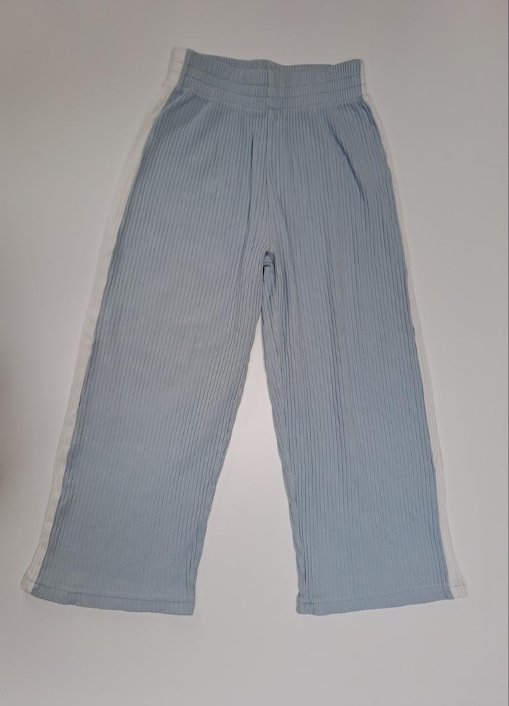 Mt 140 Lichtblauwe ribbelbroek met witte flanken, Broek, Meisje, Ophalen of Verzenden, Zo goed als nieuw