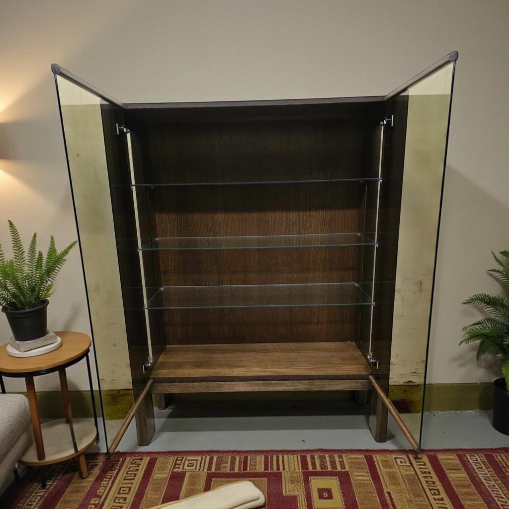 Vintage massief houten vitrinekast met fumé glas, Ophalen of Verzenden, Gebruikt