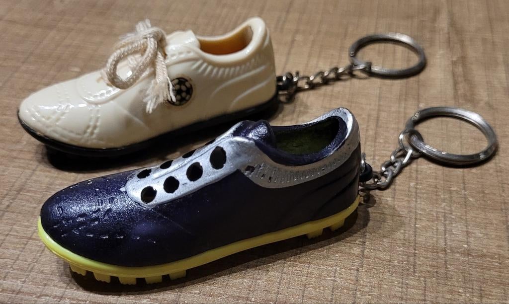 2 sleutelhangers: voetbalschoenen, Verzamelen, Ophalen of Verzenden, Gebruikt, Sport