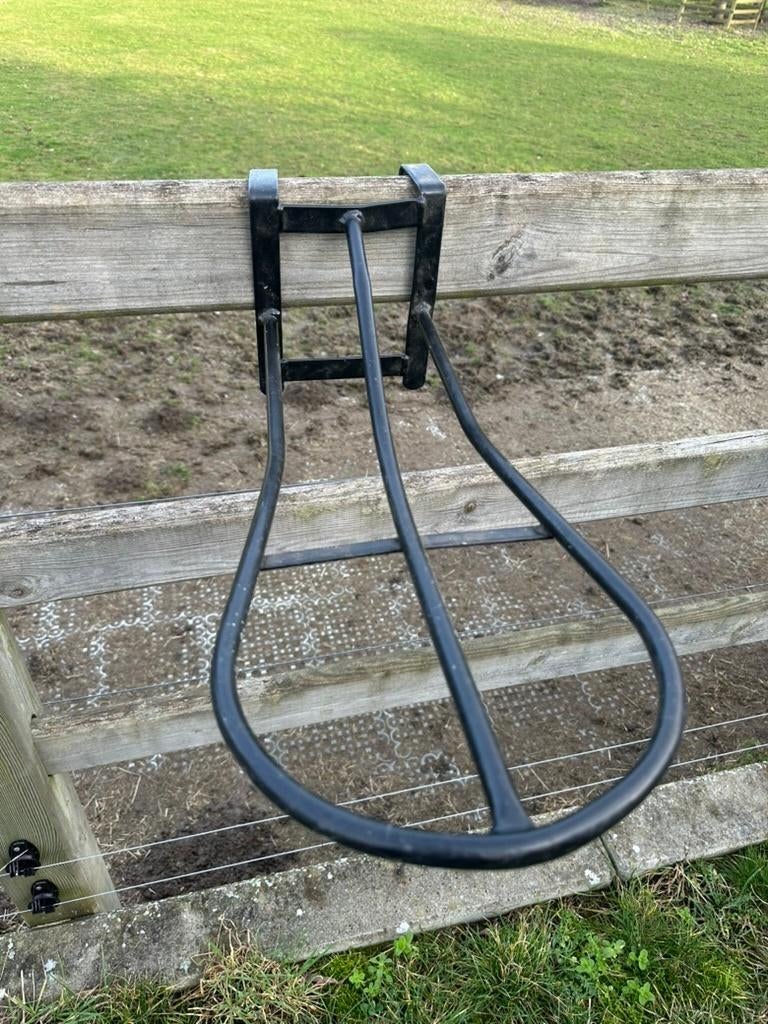 Verplaatsbare zadelsteun voor aan stalwand, Dieren en Toebehoren, Ophalen of Verzenden, Gebruikt, Overige soorten