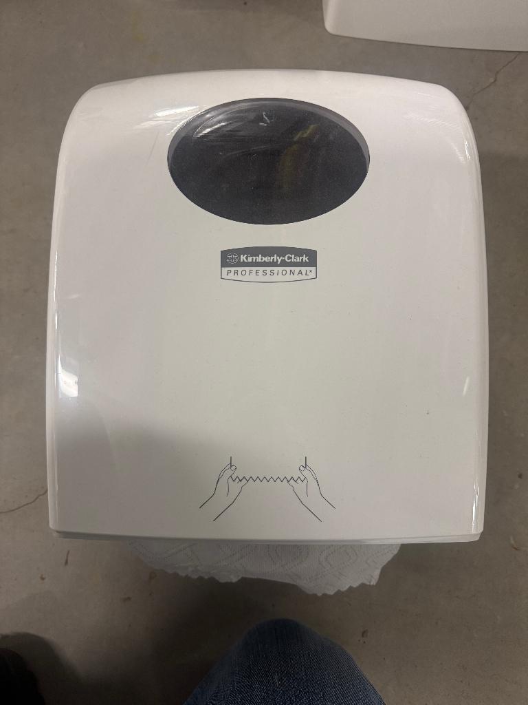 Papierdispenser Kimberly-Clark oud en nieuw type, Ophalen