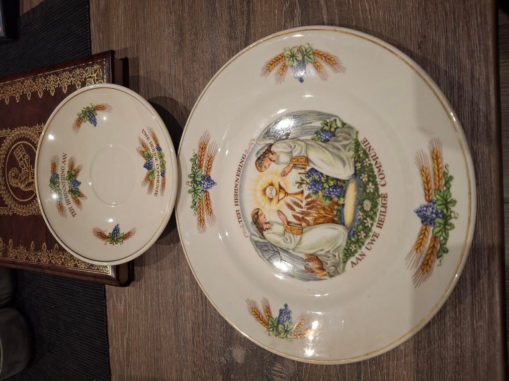 2 communiebordjes uit Maastricht, Antiek en Kunst, Antiek | Servies compleet, Ophalen of Verzenden