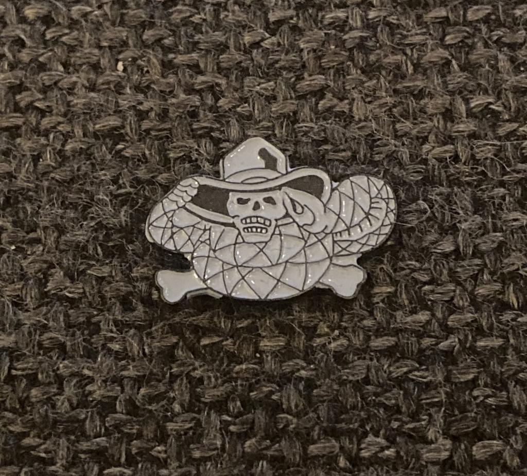 PIN - SKULL - DOODSKOP - CRANE - SLANG - SERPENT - SNAKE, Verzenden, Gebruikt, Overige onderwerpen, Speldje of Pin