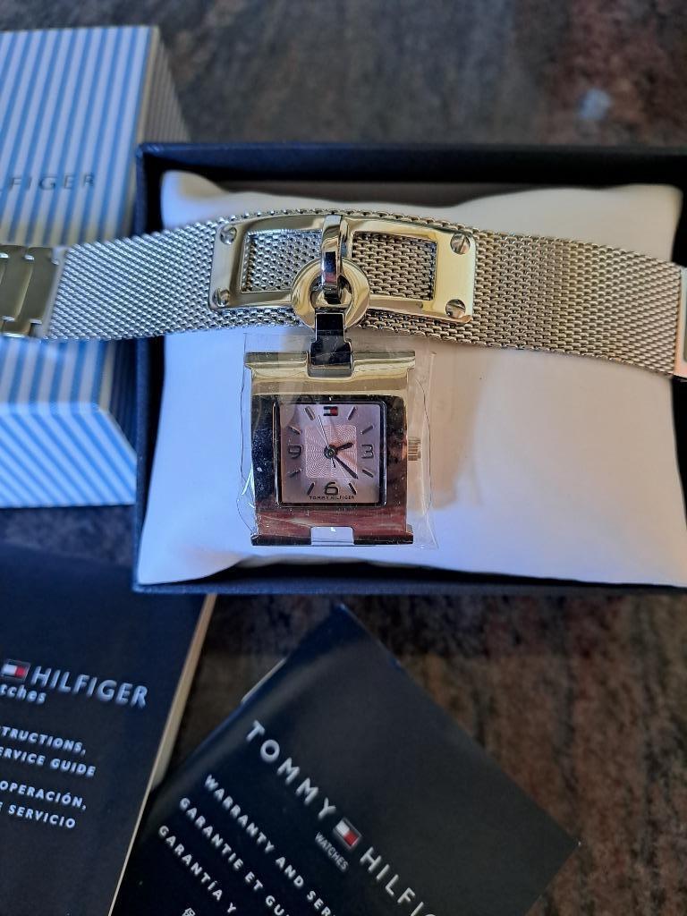 NIEUW!! TOMMY HILFIGER ARMBAND HORLOGE, Handtassen en Accessoires, Horloges | Dames, Overige merken, Staal, Staal, Polshorloge
