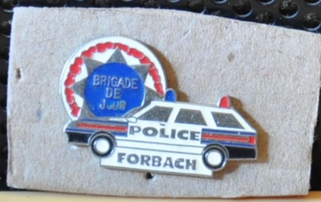 pin's police forbach brigade de jour (x2045), Collections, Enlèvement ou Envoi, Utilisé, Autres sujets/thèmes, Insigne ou Pin's