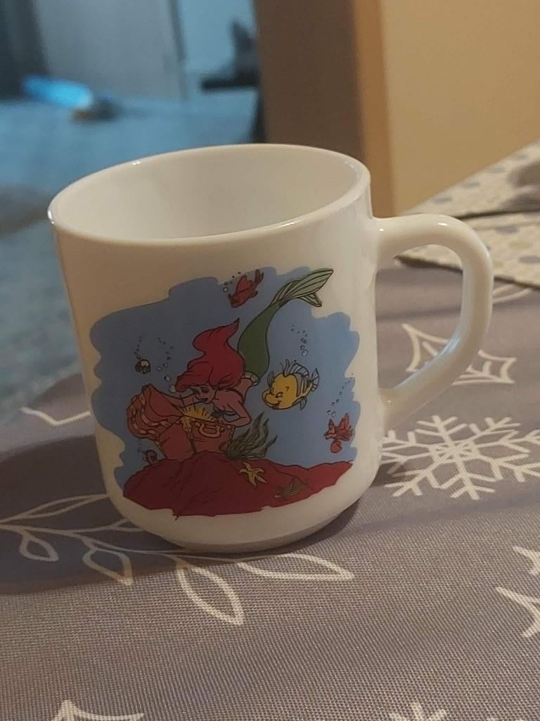 Vintage Arcopal Mok / Disney's Kleine Zeemeermin, Verzamelen, Verzenden, Pocahontas of Kl. Zeemeermin, Zo goed als nieuw, Servies