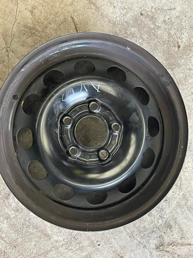 Jantes BMW 16 pouces d'origine avec couvre-roues E81, Autos : Pièces & Accessoires, 16 pouces, Pneus été, Véhicule utilitaire