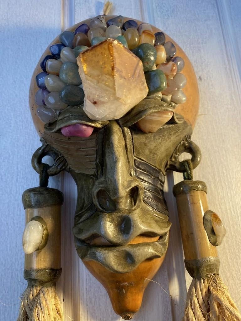 Masque de gourde Porongo en pierres précieuses brésiliennes, Antiquités & Art, Art | Art non-occidental, Masque, Fait main, Enlèvement ou Envoi