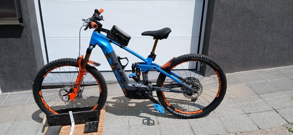 VTT électrique Cube  + Porte vélo et accessoires, 50 km par batterie ou plus, 59 cm ou plus, Enlèvement, Utilisé