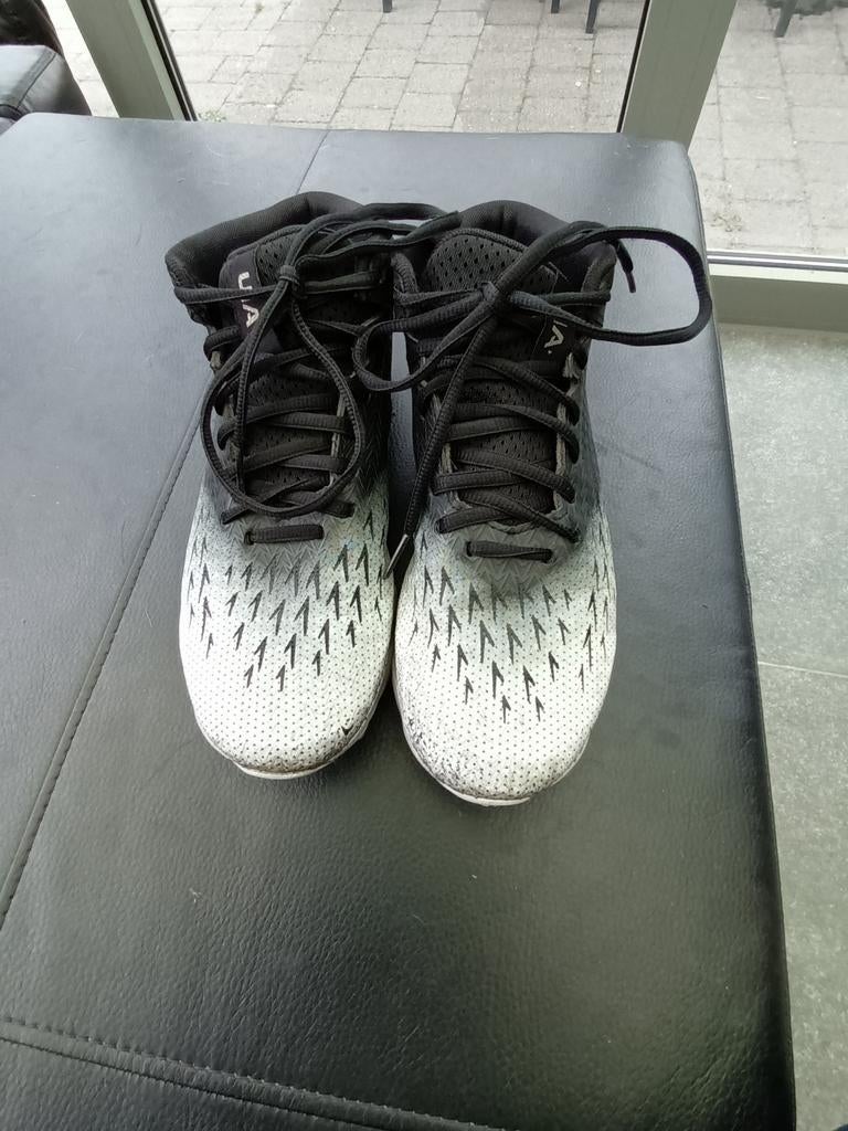 Hoge korfbalschoenen under armour 38,5, Ophalen, Gebruikt