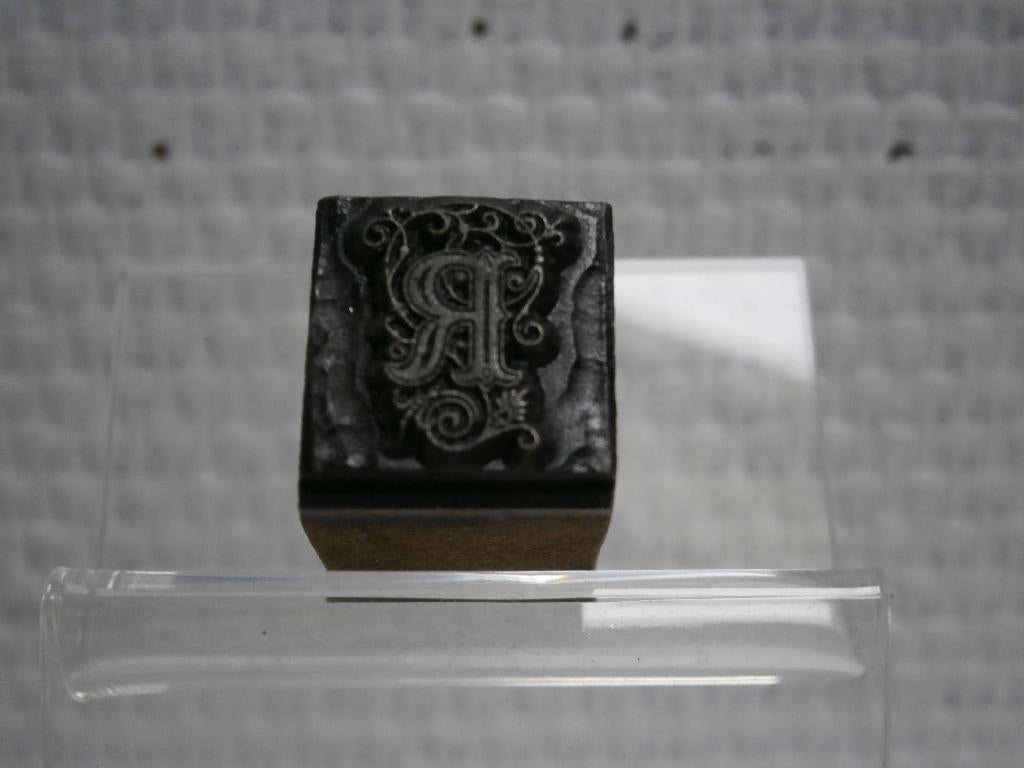 stempel sierlijke R, Verzenden, Zo goed als nieuw