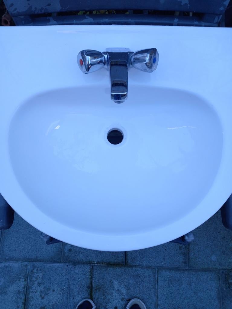 Lavabo met kraan., Ophalen
