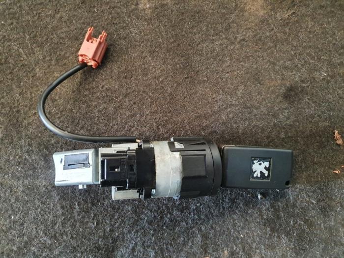 Serrure de contact + clé d'un Peugeot 207, Autos : Pièces & Accessoires, Enlèvement ou Envoi, 3 mois de garantie, Utilisé, Peugeot