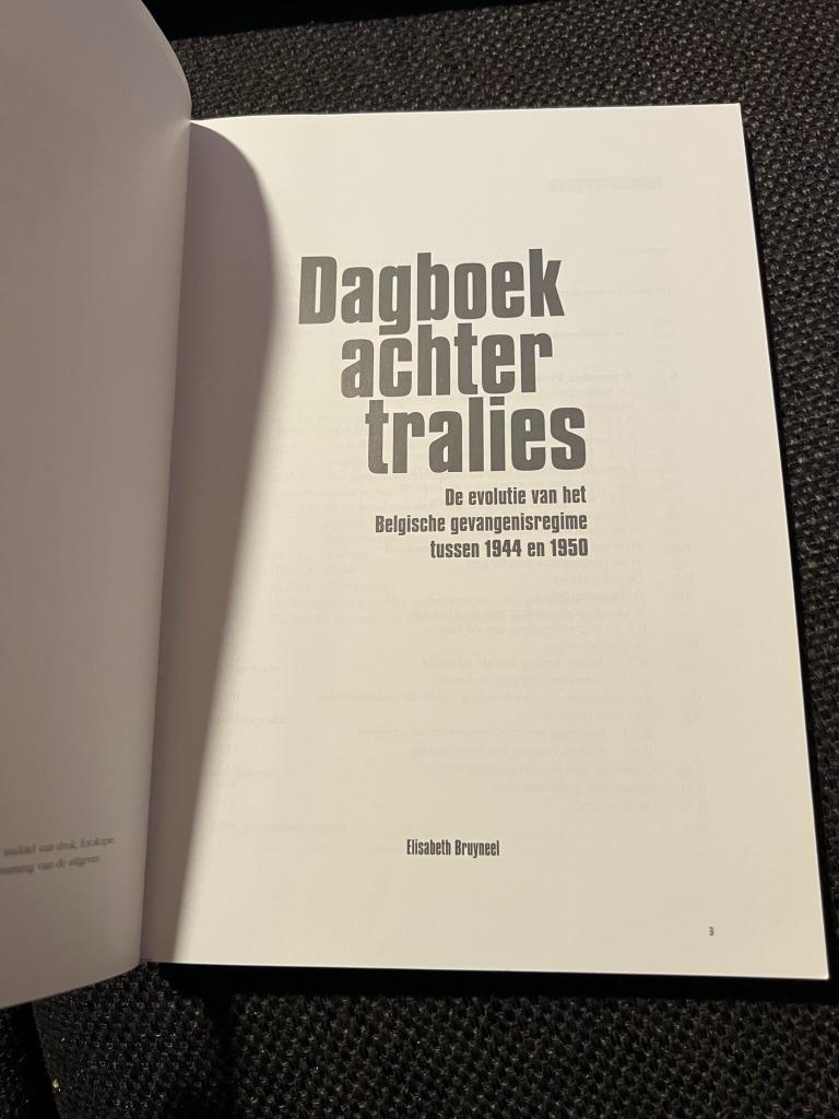 Dagboek achter tralies, de evolutie v/h Belgisch gevangenisr, Elisabeth Bruyneel, Ophalen of Verzenden, Zo goed als nieuw, Algemeen