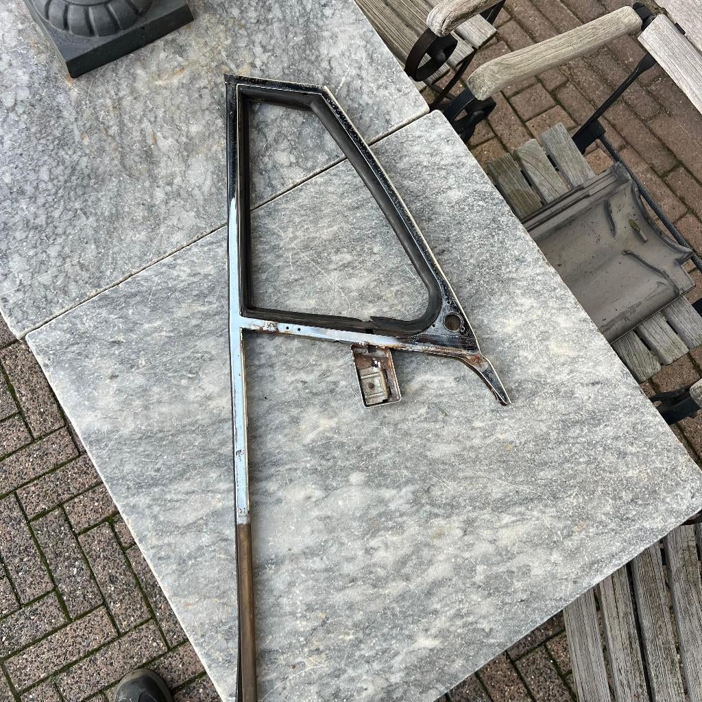 Cadre de fenêtre de ventilation droit VW Super Beetle 1303, Enlèvement ou Envoi, Utilisé