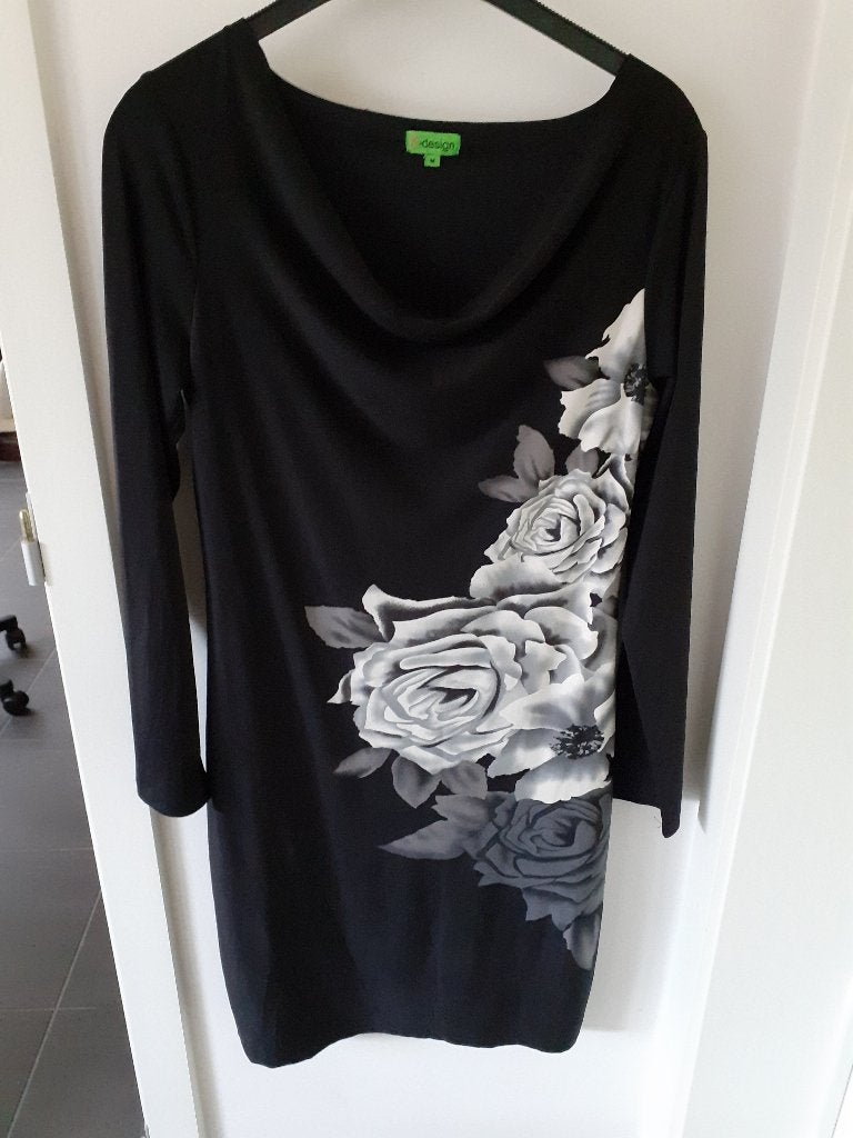 K-DESIGN Zwarte jurk met print Maat: M Prijs: € 6, Kleding | Dames, Jurken, Maat 38/40 (M), K-design, Zwart, Ophalen of Verzenden