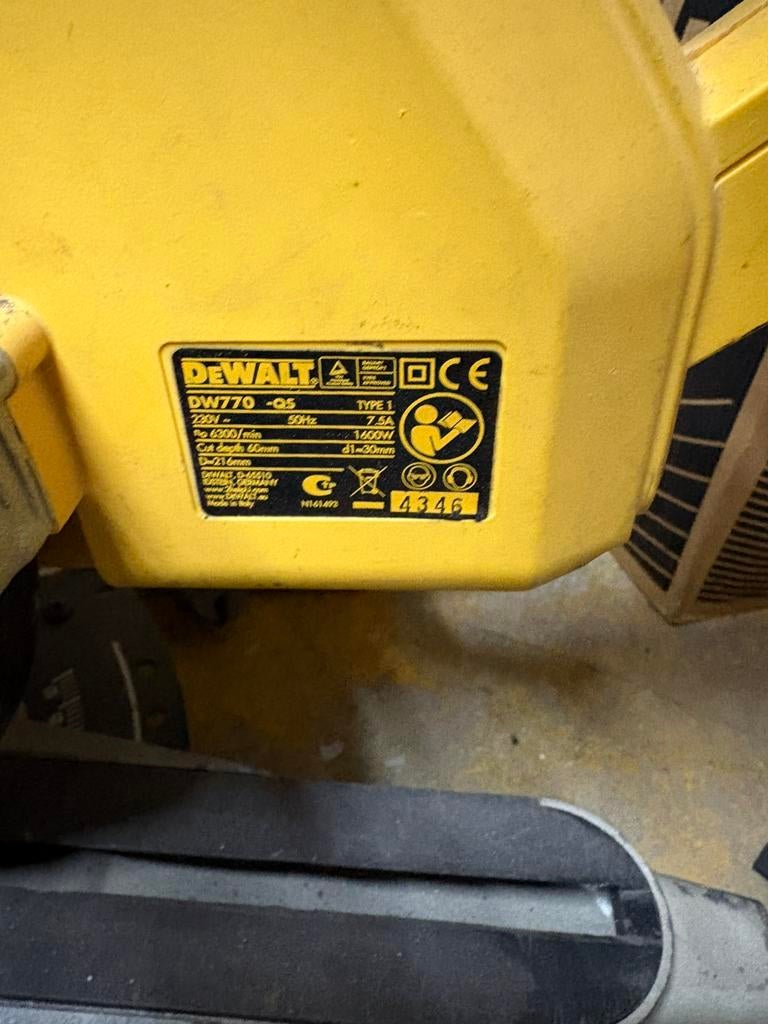 Afkortzaag DeWalt met Statief, Doe-het-zelf en Bouw, Gereedschap | Zaagmachines, Gebruikt, Afkortzaag, 1200 watt of meer, 70 mm of meer