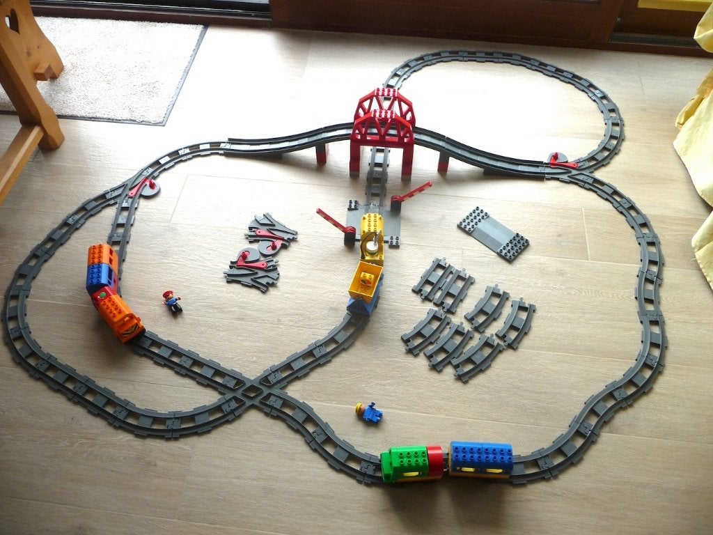 Train marchandises DUPLO (2 pièces) + long pont + pont grue, Enlèvement ou Envoi, Ensemble complet, Minifigurines incluses, Comme neuf