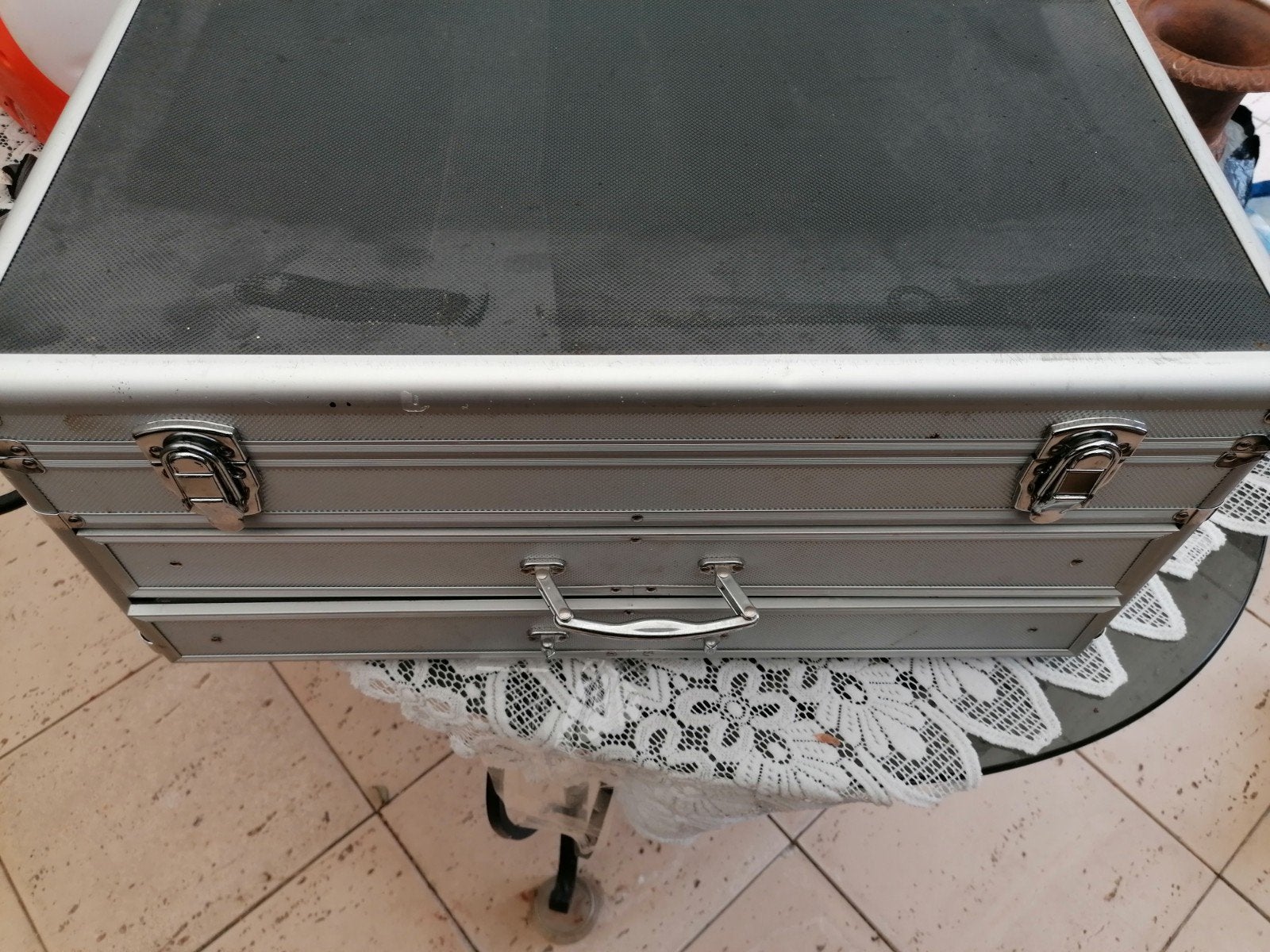 werkkoffer met gereedschap, Ophalen