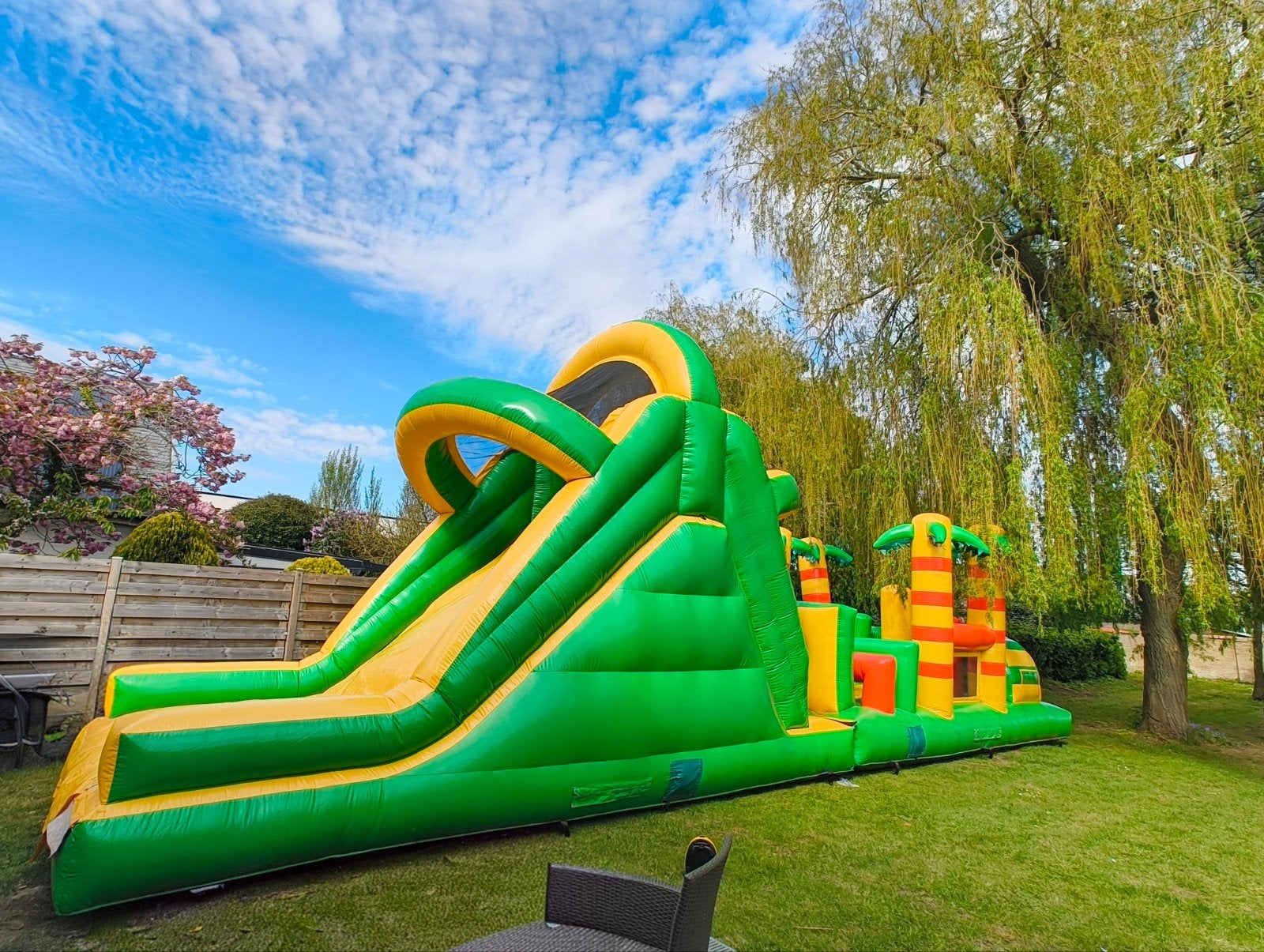 Springkasteel stormbaan 14M te huur, Hobby en Vrije tijd, Feestartikelen | Verhuur, Ophalen