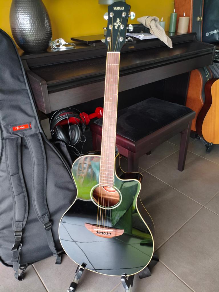 Yamaha APX600 Black, Muziek en Instrumenten, Snaarinstrumenten | Gitaren | Akoestisch, Ophalen