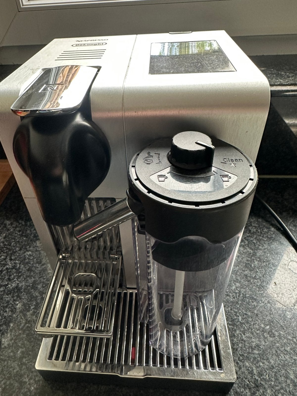 Nespresso De’Longhi Lattissa Pro koffiemachine, Elektronische apparatuur, Koffiezetapparaten, Zo goed als nieuw, Koffiepads en cups