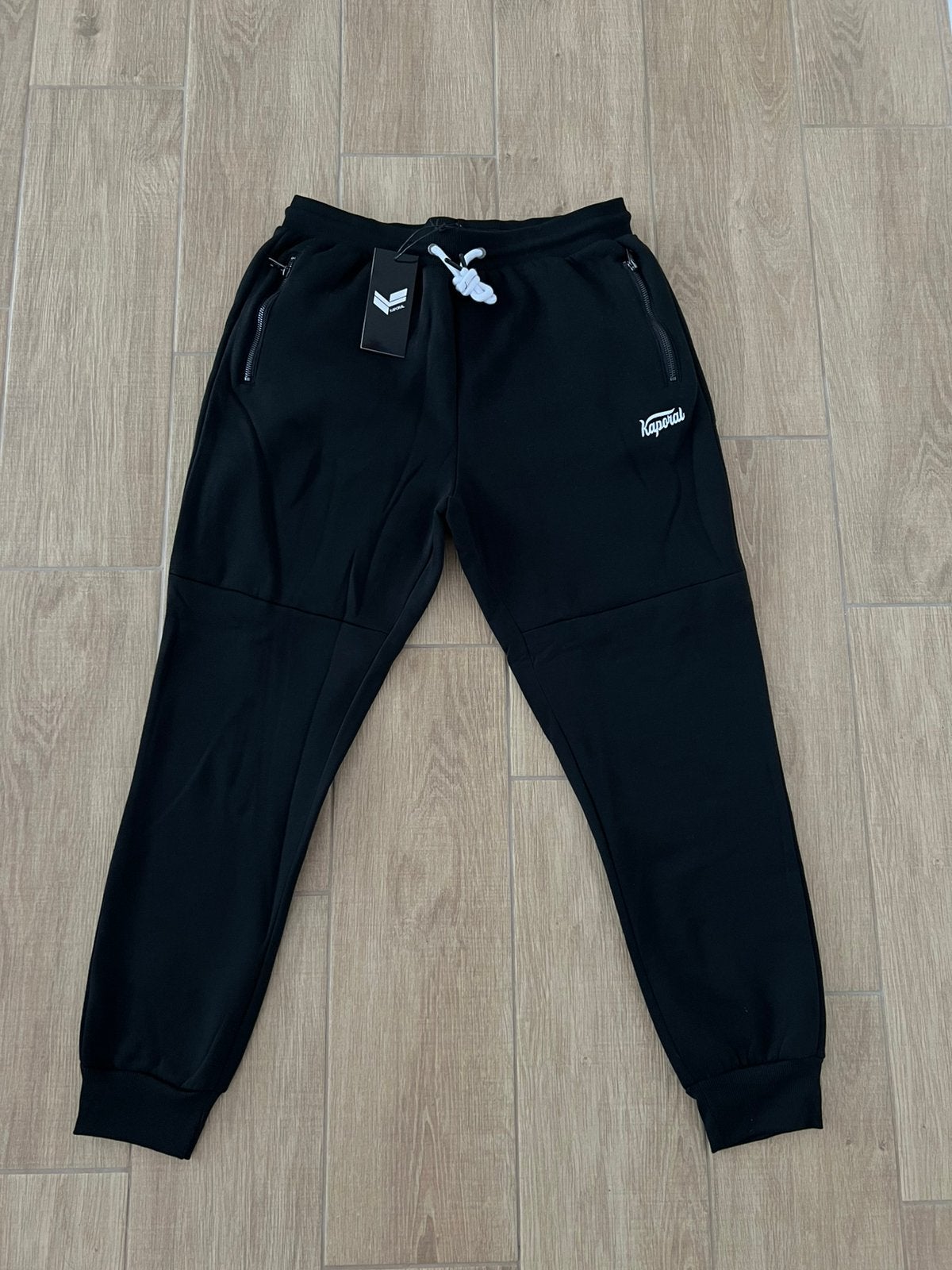 Jogging / survêt Kaporal noir molleton poches zippées, L, Enlèvement ou Envoi, Neuf, Taille 52/54 (L), Noir