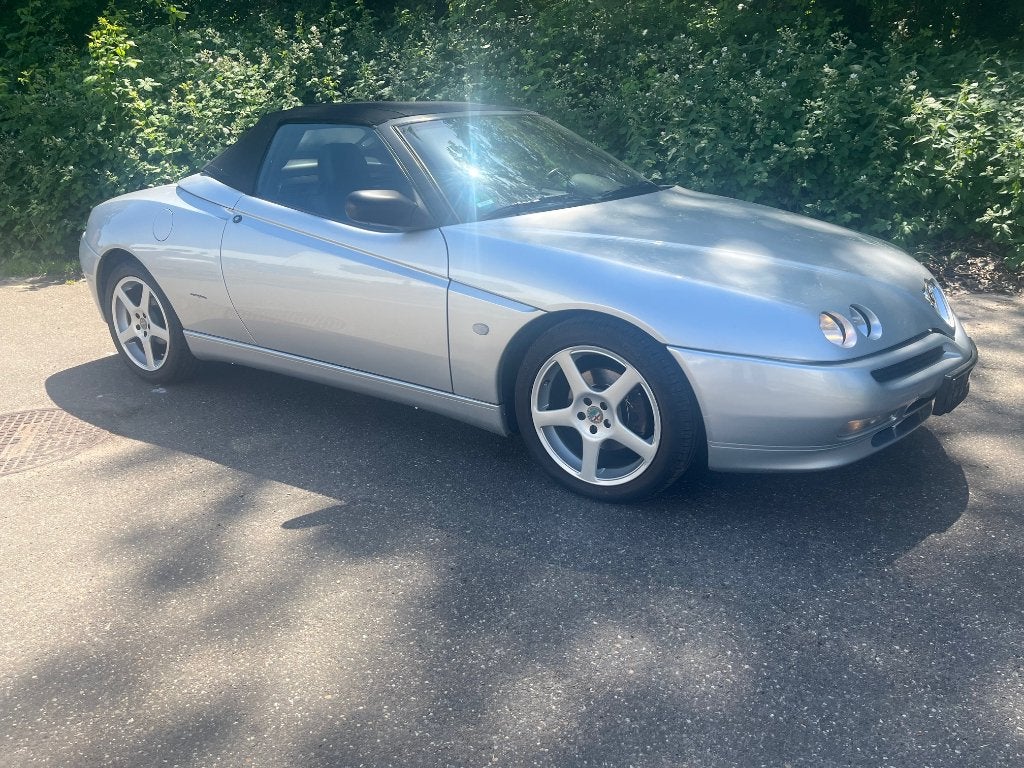 Alfa Romeo Spider met slechts 145.000 km..., Auto's, Alfa Romeo, Voorwielaandrijving, 4 zetels, 114 kW, Zwart