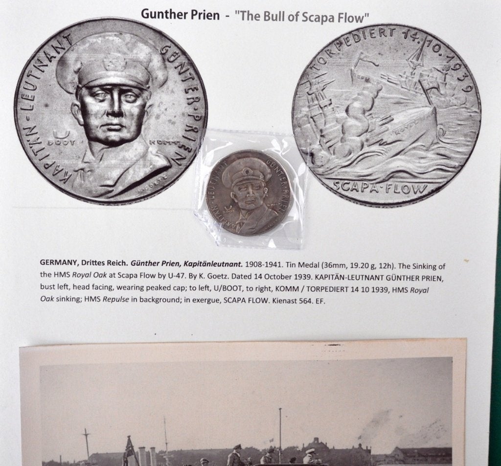 WW2 Sinking of HMS Royal Oak, medaille postkaart & foto's, Ophalen of Verzenden, Marine, Embleem of Badge