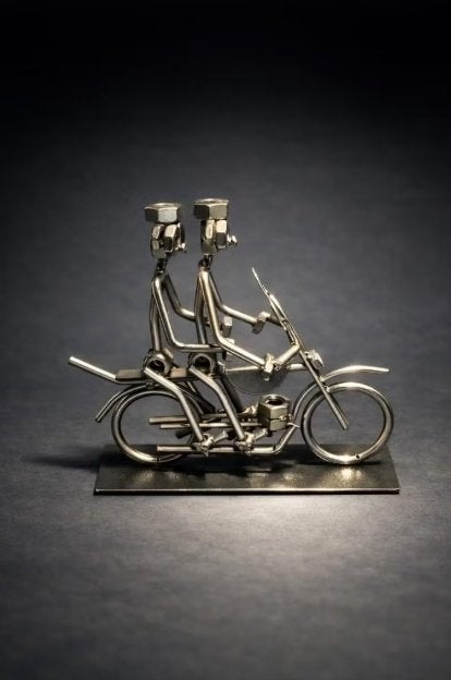 Figurine en métal représente deux cyclistes sur un tandem., Enlèvement, Neuf, Humain