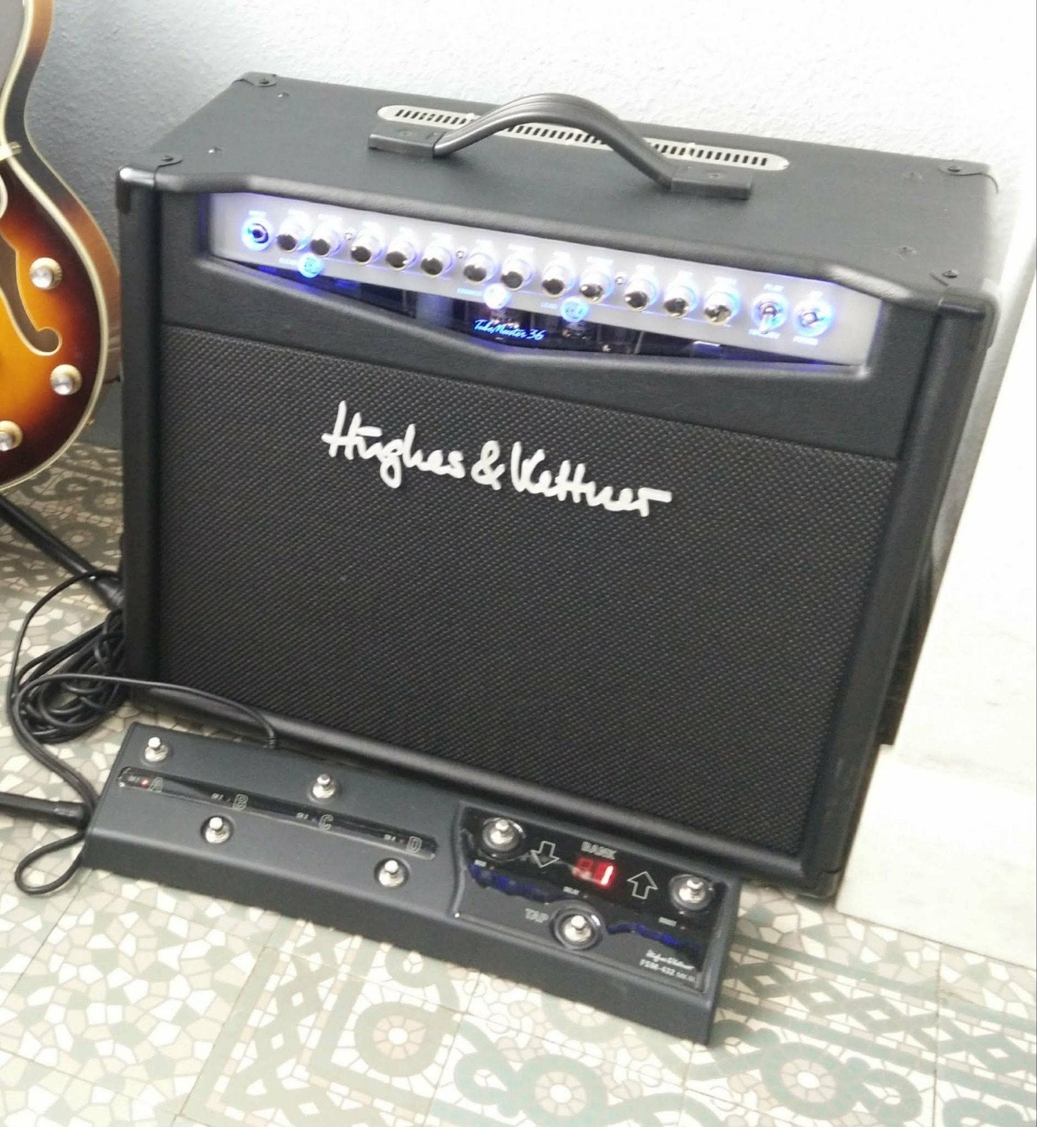 Hughes & Kettner Tubemeister 36 - avec pédale midi et housse, Musique & Instruments, Enlèvement, Comme neuf