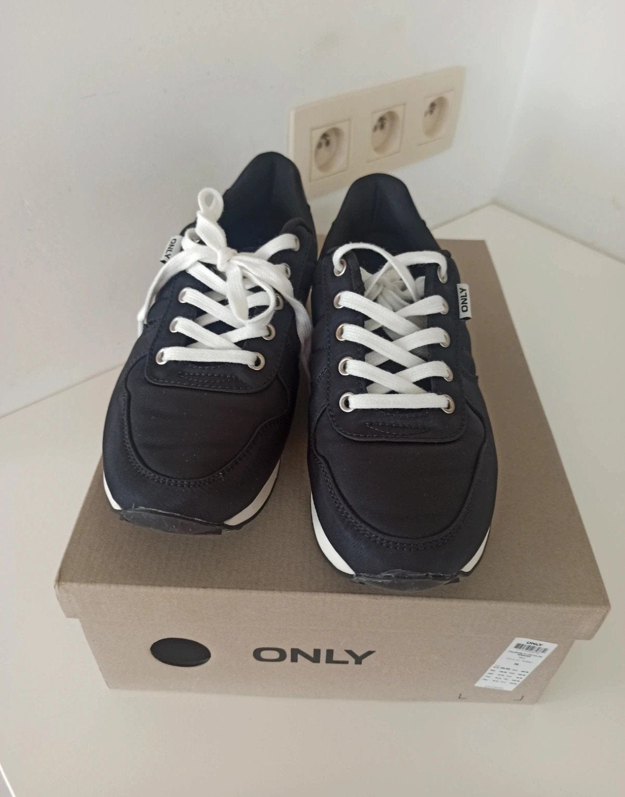 A donner sneakers Only taille 36. avec boîte d'origine, Only, Enlèvement ou Envoi, Comme neuf