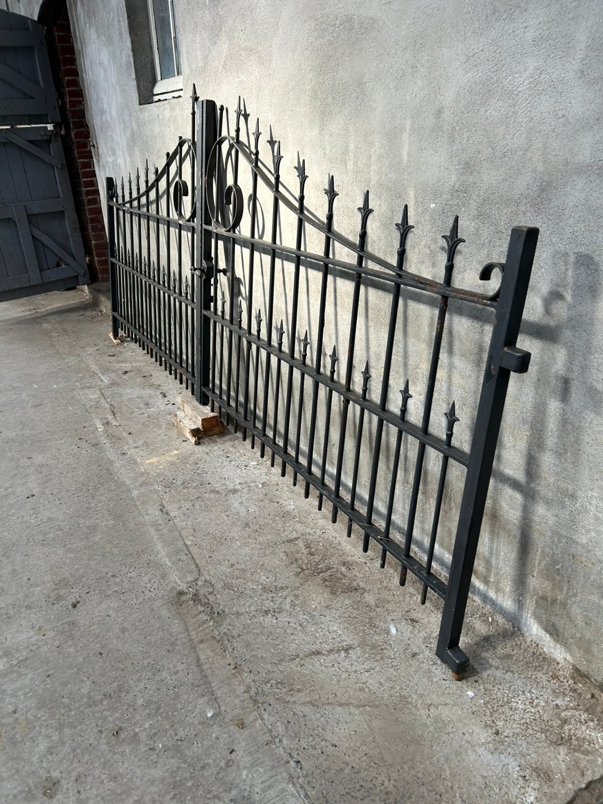 Dubbel smeedijzeren tuinpoort 3m65 breed, Ophalen, Gebruikt, IJzer, Draaipoort