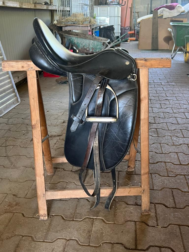 Zwart dressuur zadel te koop 17 inch, Dieren en Toebehoren, Ophalen, Gebruikt, Dressuur