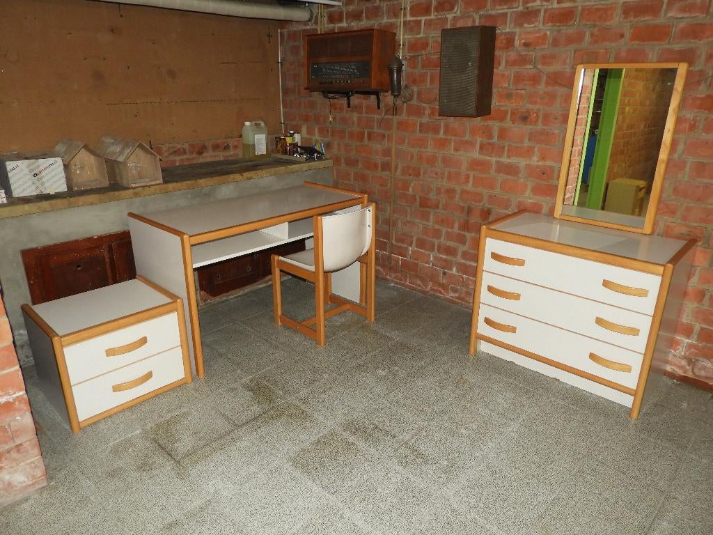 BUREAU MET 2 KASTJES, Ophalen, Gebruikt