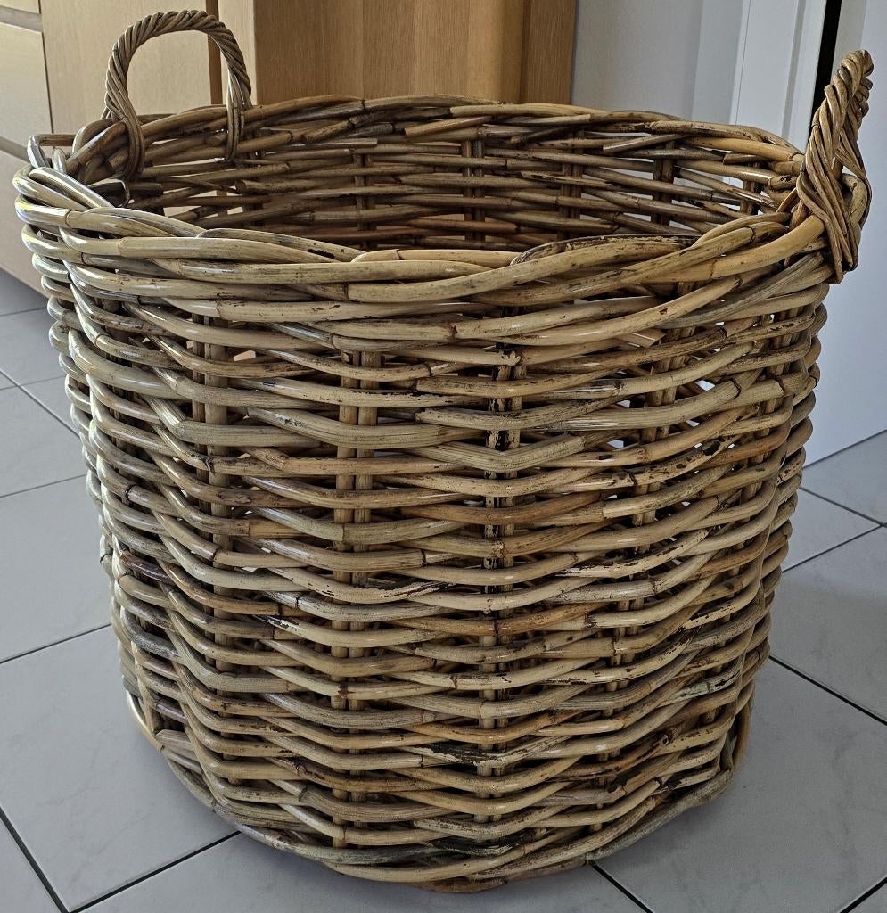 Zeer grote rieten mand - 70cm hoog - quasi nieuwstaat, Huis en Inrichting, Woonaccessoires | Schalen en Manden, Ophalen, Mand