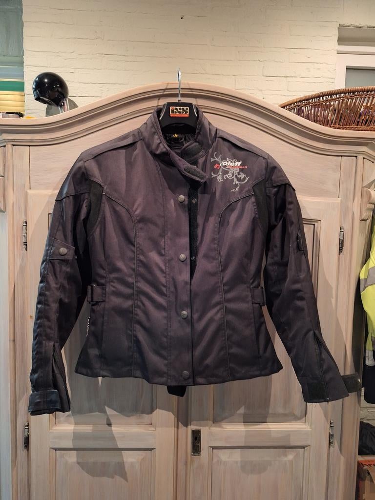 Motovest Roleff voor dames, Enlèvement, Femmes