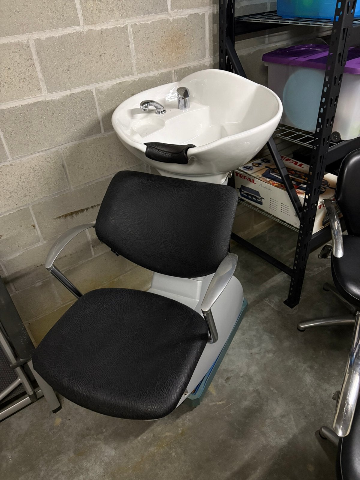 1 kappersstoel met wasbak en 2 gewone kappersstoelen, Ophalen, Zo goed als nieuw, Zwart, Drie
