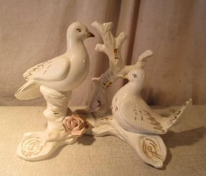 Belle statue en porcelaine italienne  2 oiseaux  Capodimonte, Antiquités & Art, Enlèvement ou Envoi, Peint, Statue, Oiseau